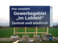 Bauschild mit Holzkonstruktion